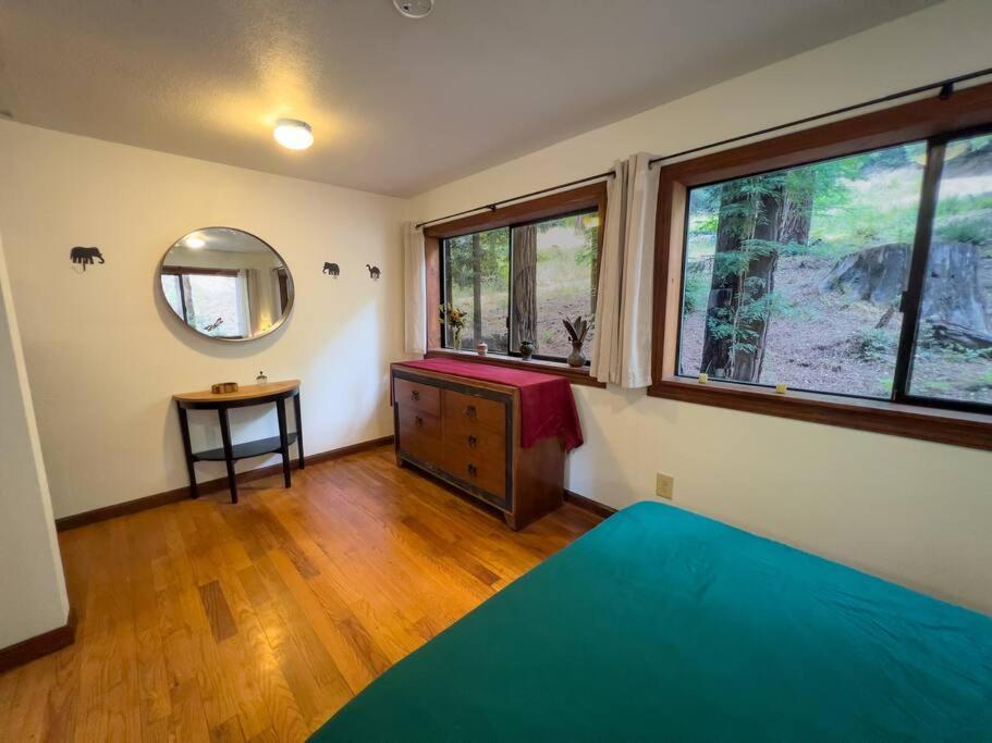 Little House In The Redwoods With A Hot Tub! Lägenhet Garberville Exteriör bild